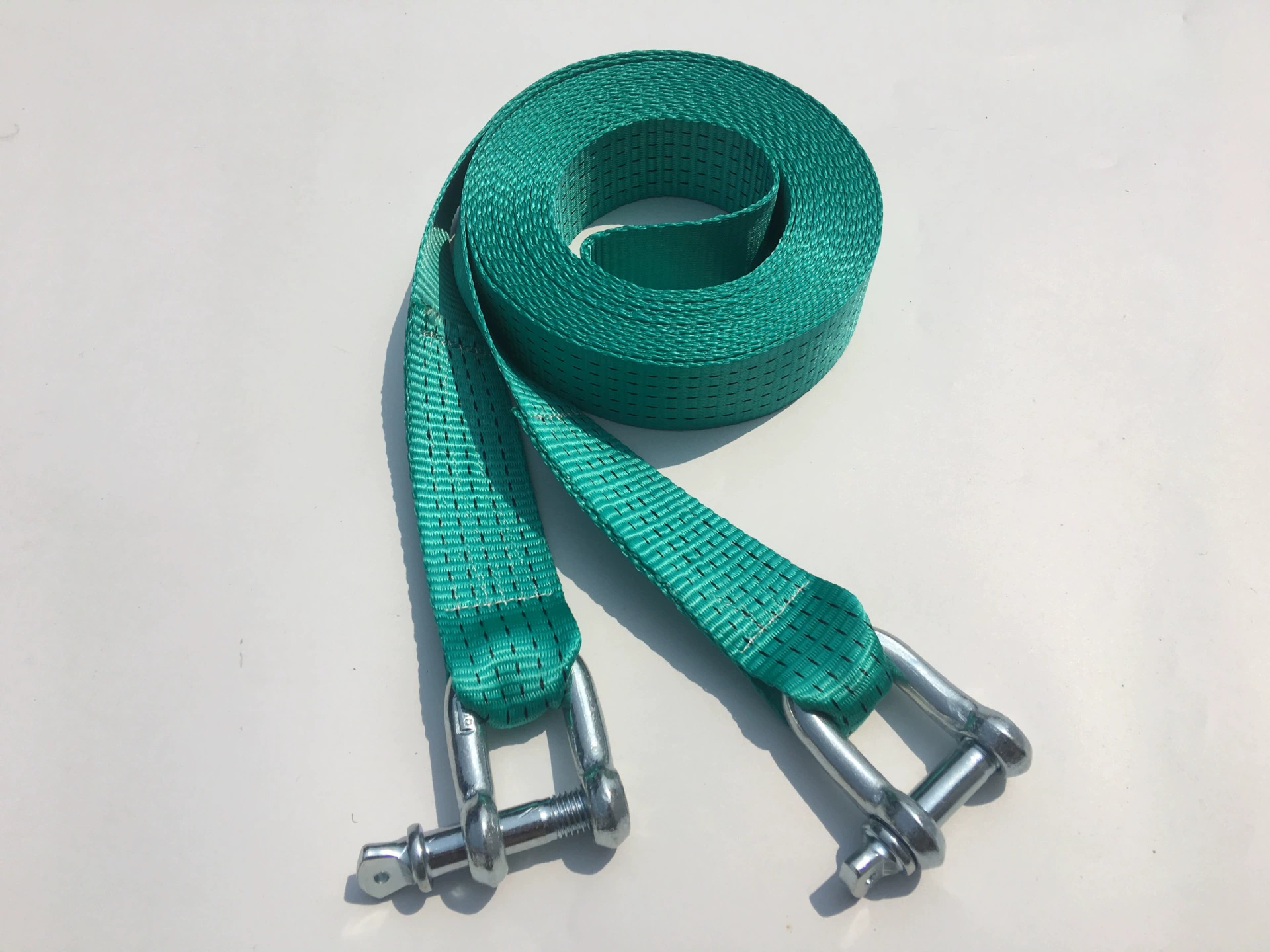 Фабрика Фошань производит нейлоновый буксирный трос для внедорожников, светящийся буксирный трос, съемный крючок, разгрузочный буксирный крюк.