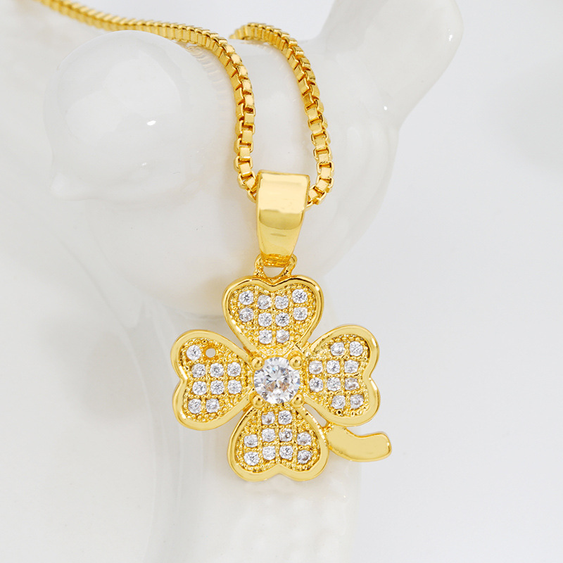 Vietnam Oro de las mujeres de estilo europeo de diamantes incrustados trébol colgante de oro de imitación de las mujeres de estilo coreano simple micro-incrustado ZIRCON colgante