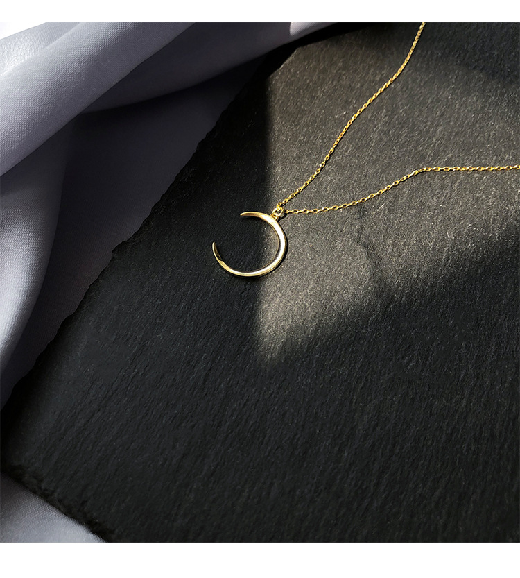 Moon Pattern Women'S Gender Simple Style Moon Metal Plating Women's Pendant Necklace