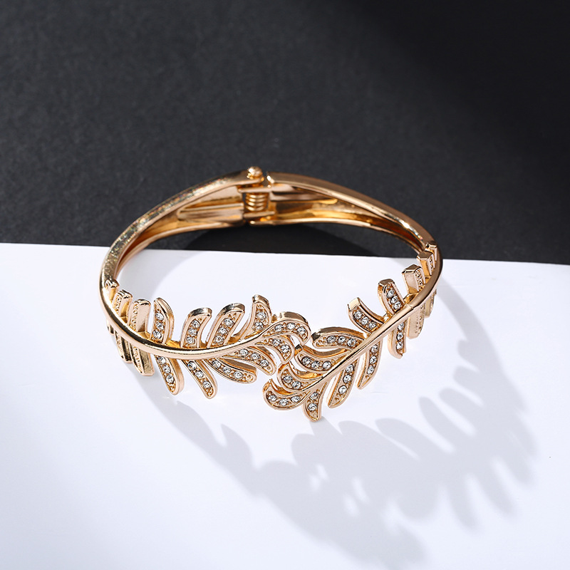 Fashion Gold-plated Leaf Diamond Bracelet display picture 6
