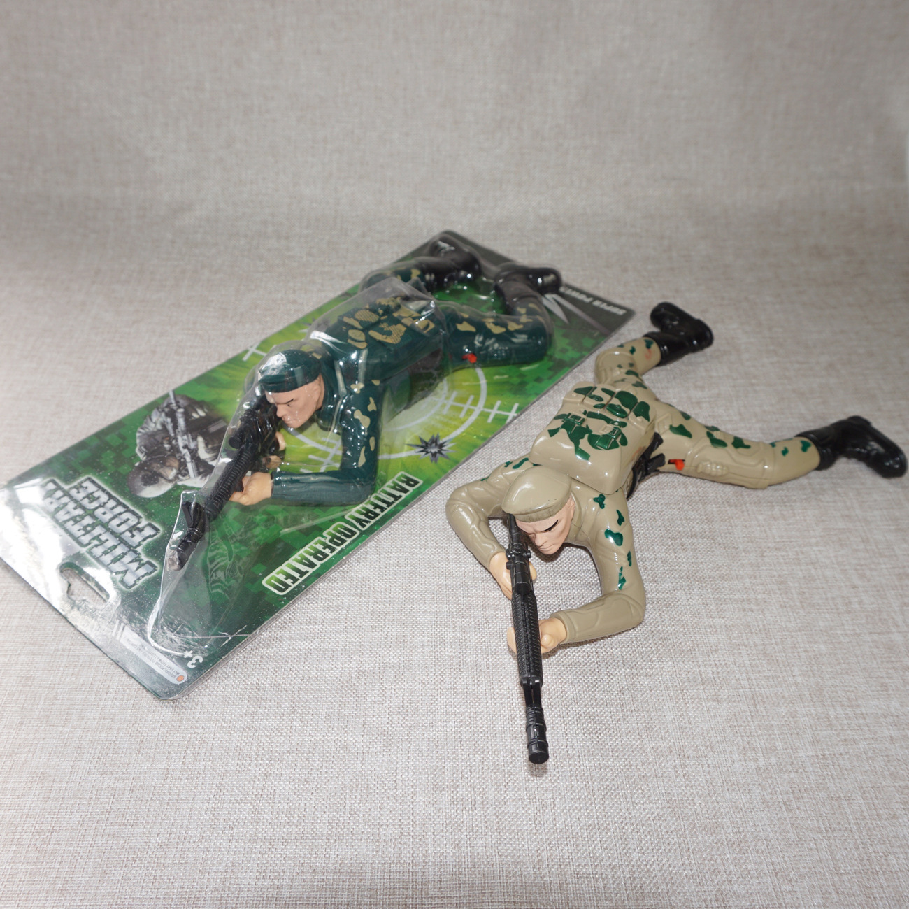 抖音爆款电动迷彩背包军人爬兵玩具电动爬行灯光打枪声厂家直销