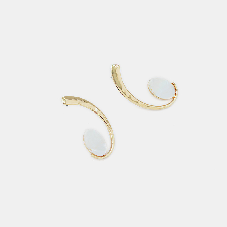 Japonais Et Coréen Nouvelle Personnalité À La Mode Femmes Rue Tir Géométrique Boucles D'oreilles À La Mode Tous-match Minimaliste Creative Shell Boucles D'oreilles Pour Les Femmes display picture 2