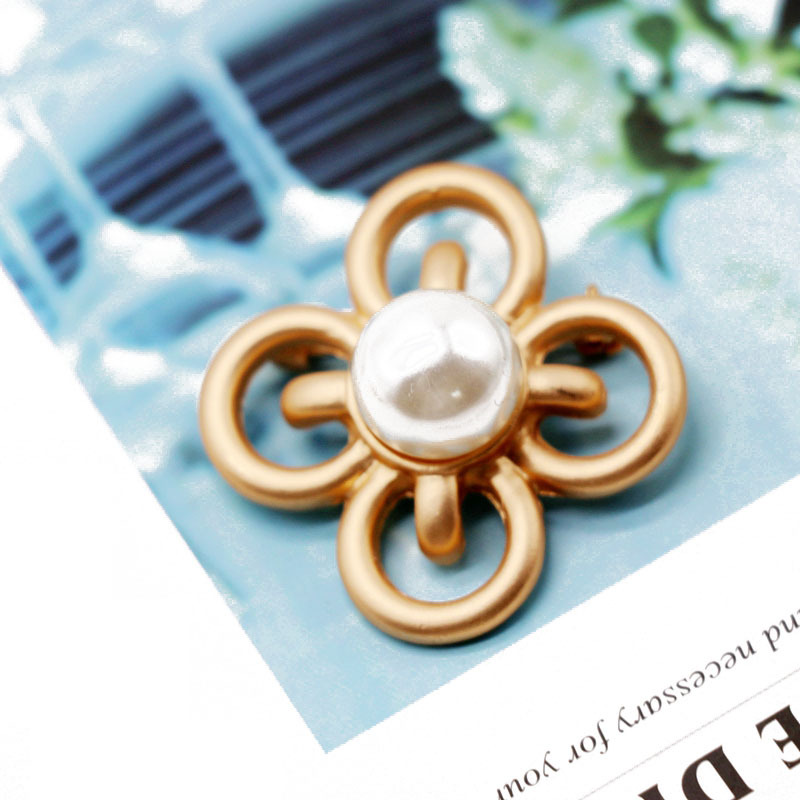 Simple Hollow Gold Pin Pearl Pin Brooch Coat Sweater Pin Wholesales Fashion display picture 3
