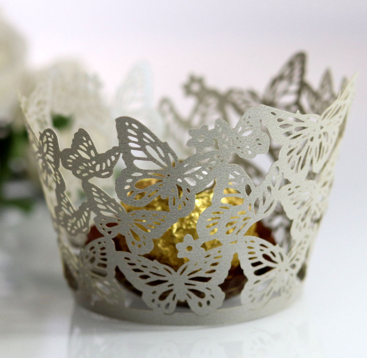 Amazon láser hueco mariposa taza de papel reflectante de oro pastel borde taza pastel hornear encaje en stock