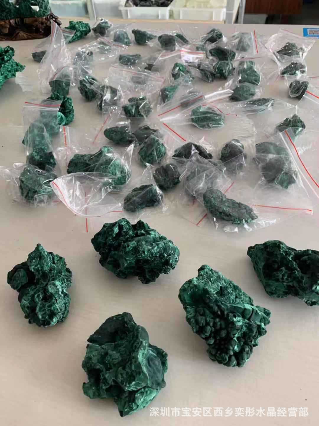 供应老挝绒毛状孔雀石装饰石 矿物晶体收藏品 观赏石奇石原石批发-阿里巴巴