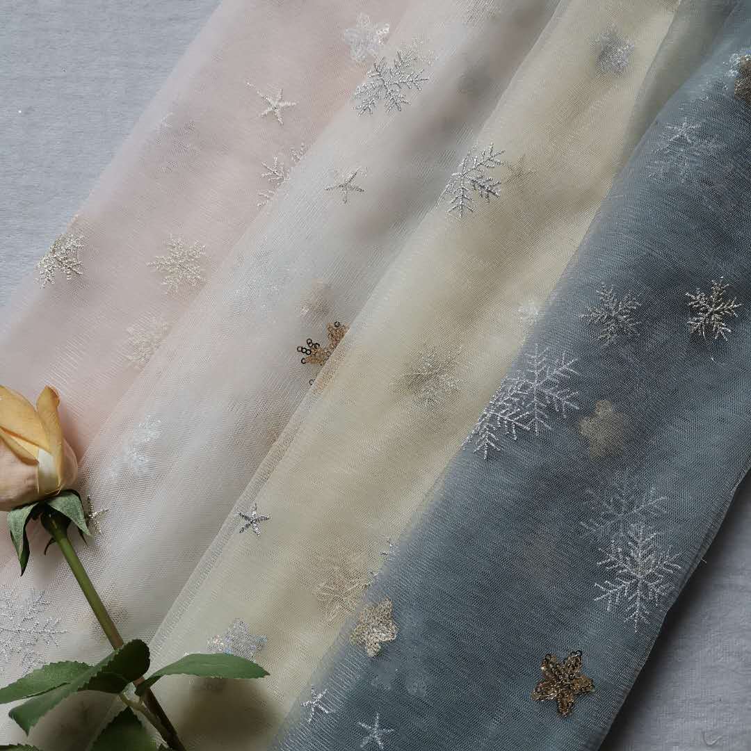 热销款无弹锦加强网底布大小雪花撞色刺绣綉片 纱裙面料 颜色现货