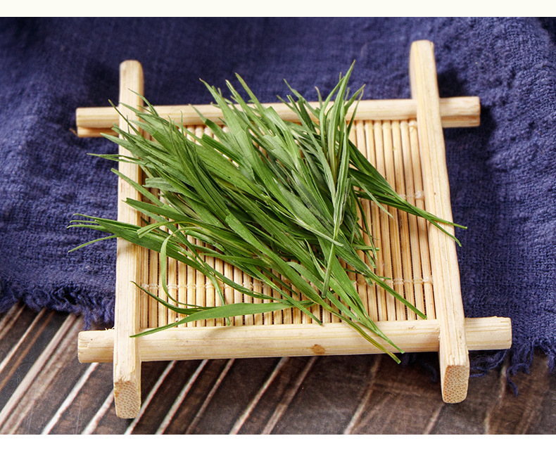 Bamboo Leaf Tea (Lophatherum gracile) — Dried Dan Zhu Ye Herbal Tea, 40g Can in use