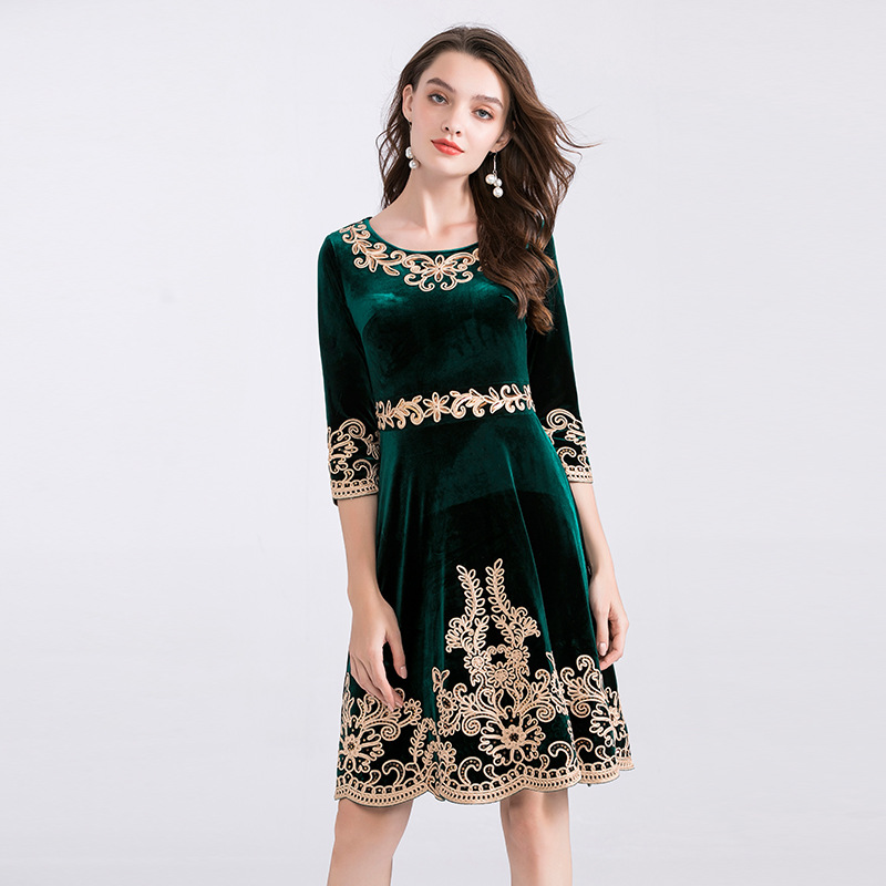 2020秋冬新款女装中老年妈妈装复古丝绒盘花连衣裙大码礼服裙179