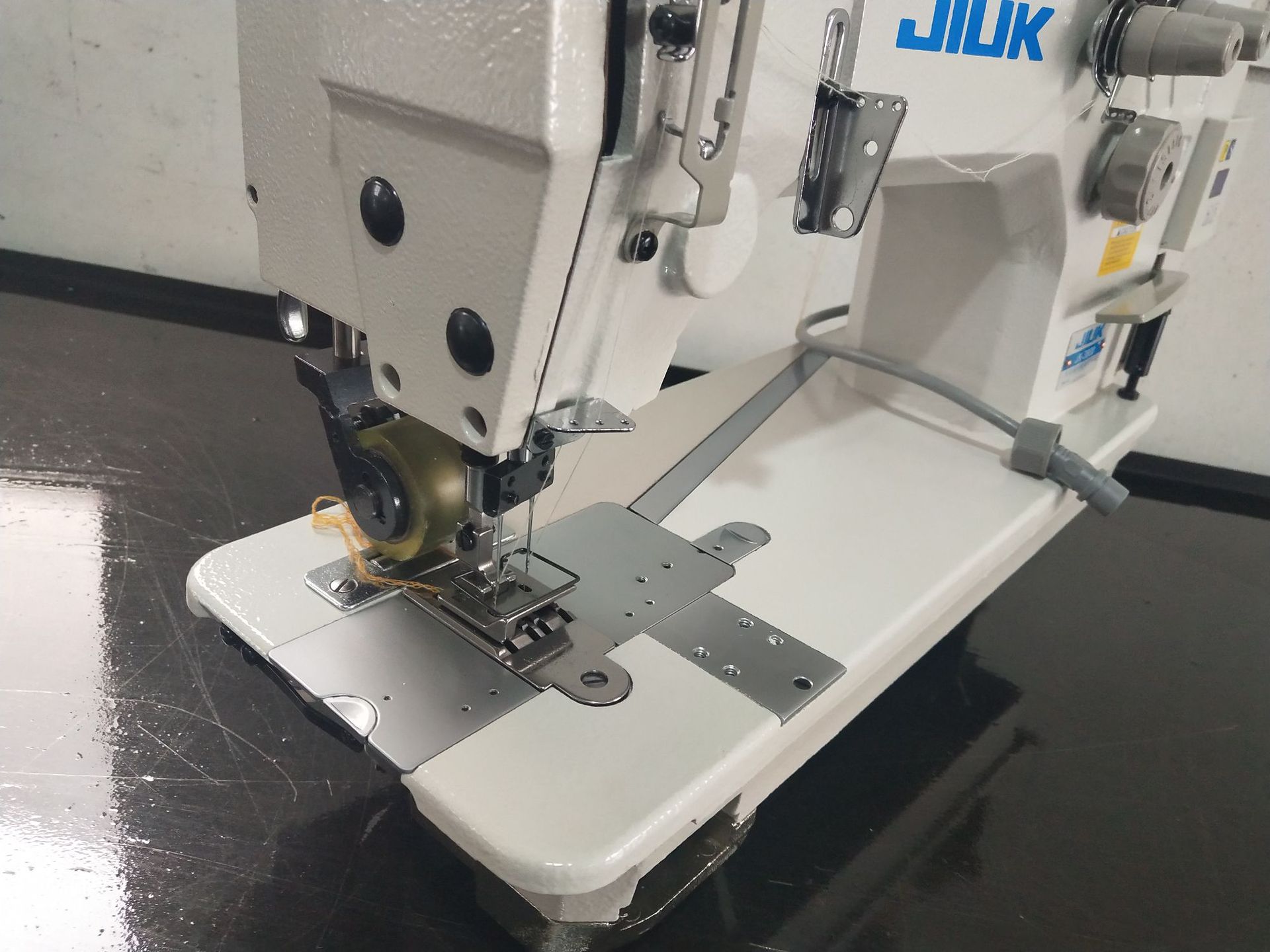 Máquina de coser de cadena de transmisión directa de computadora 3800 aguja doble aguja de aguja doble máquina de cadena de tres agujas máquina de coser industrial precio de fábrica ventas directas