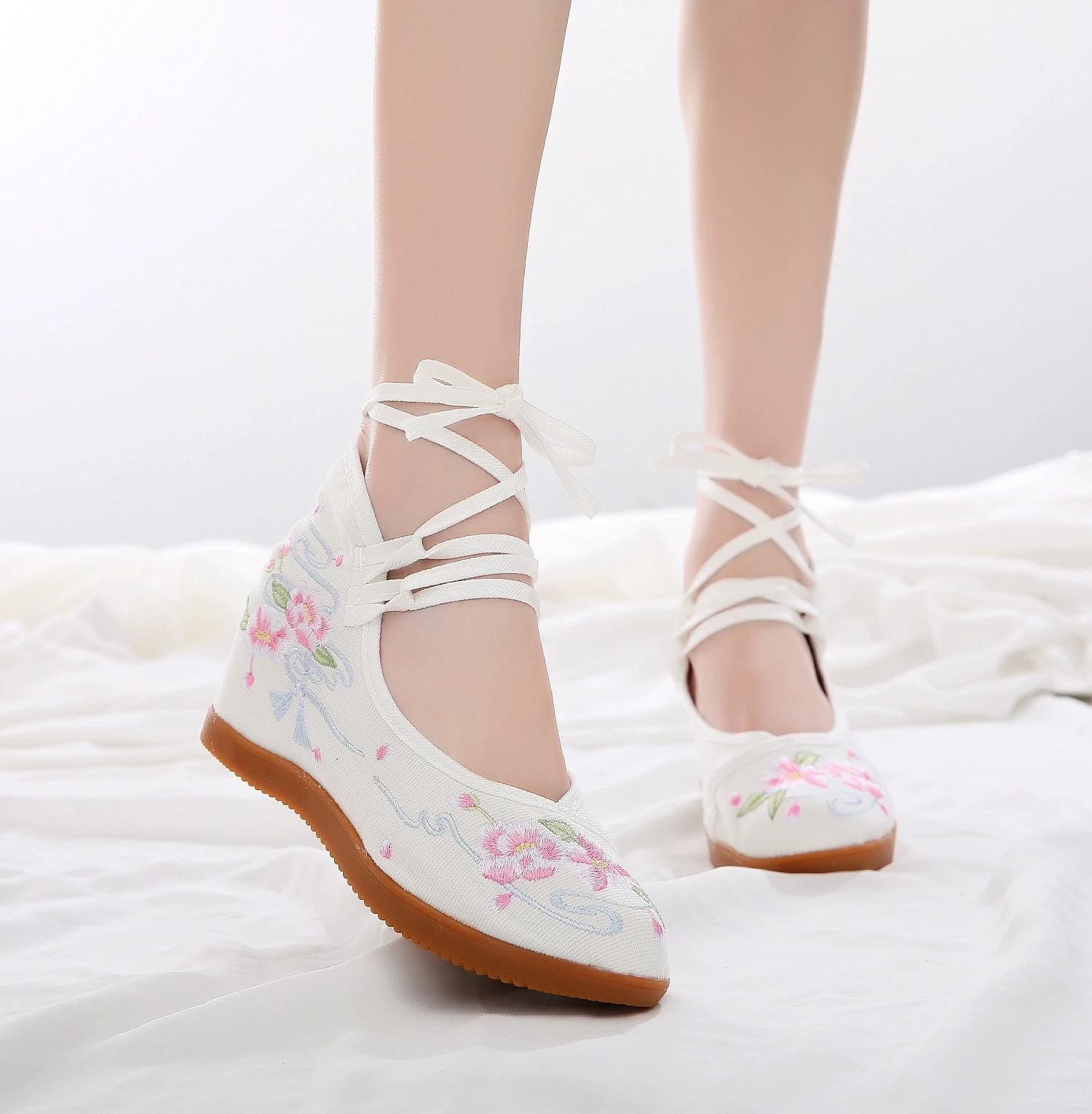 Caihe embroidered shoe cloth shoes ethnic wind beef tendon bottom increase square dance women's single shoes