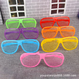 Праздничный день, предмет, макияж, танцевальный клуб, весь человек полон взрослых, смешное, странное преувеличение, фанаты, очки для оконных баров очки