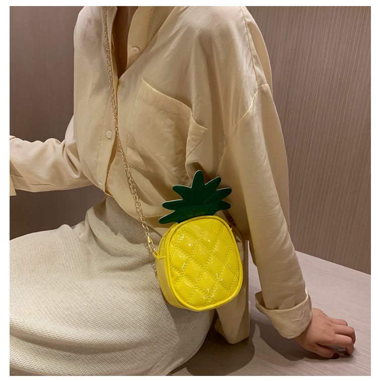 2020 New personalized women's bag, pineapple and strawberry bag, color-blocking chain, single-shoulder crossbody small bag, creative backpack for export undefined