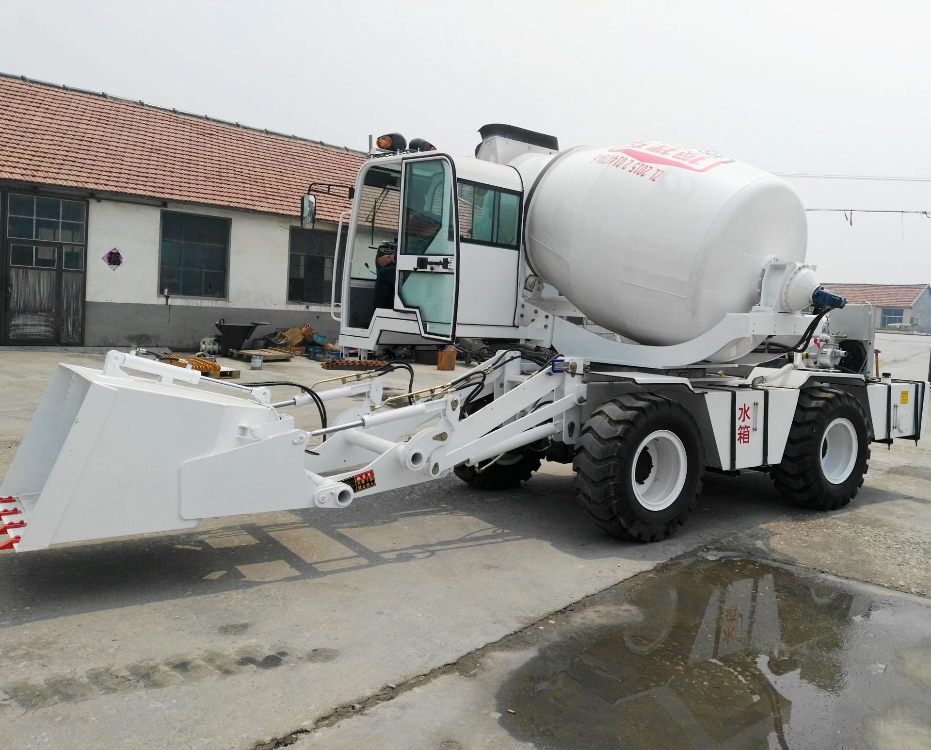 打混凝土路面机械 混凝土搅拌运输车铲车 自上料型混凝土搅拌车