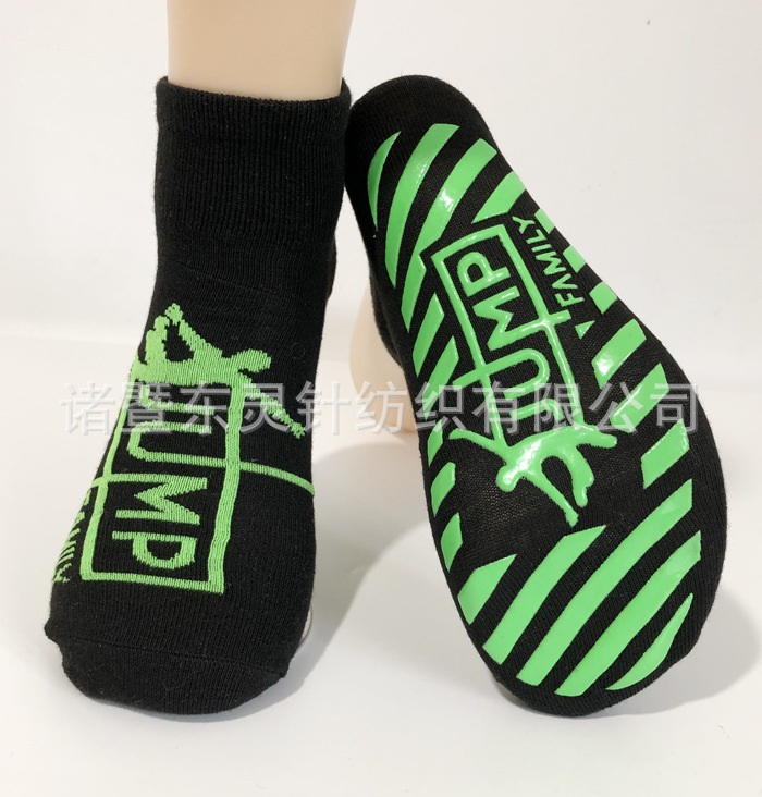 Manufacturer's adult dispensing Trampoline yoga socks playground non-slip breathable sports socks