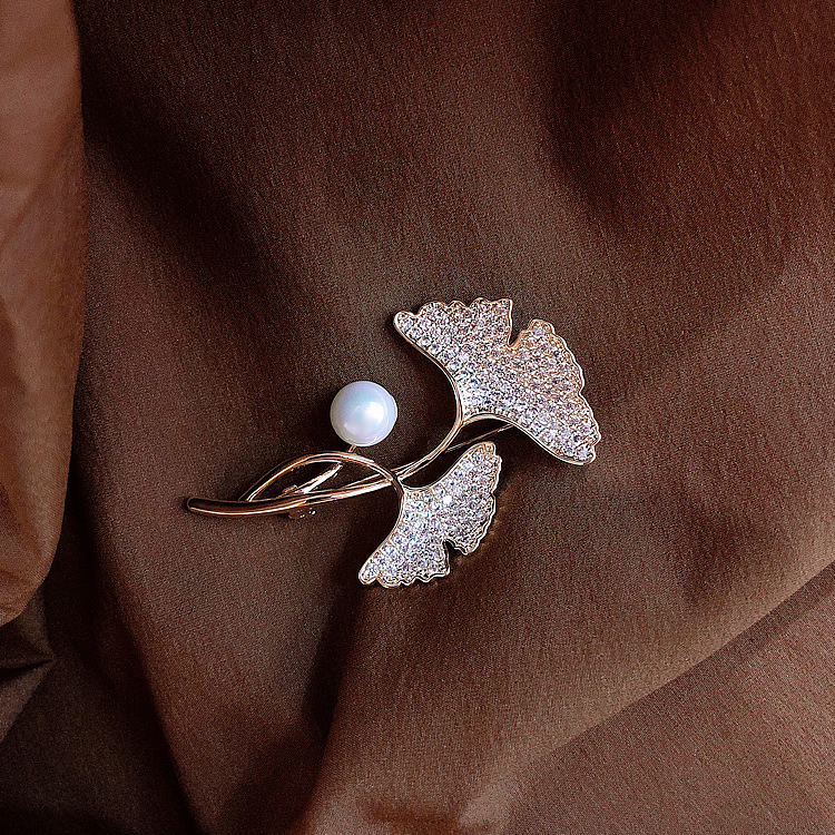 Brooch Alloy Ginkgo Leaf Pearl Micro-encrusted Zircon Suit Jacket Corsage Decoration display picture 3