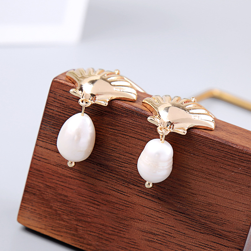 Simple Heart-shaped Earrings S925 Silver Earrings New Shell Pearl Earrings display picture 6