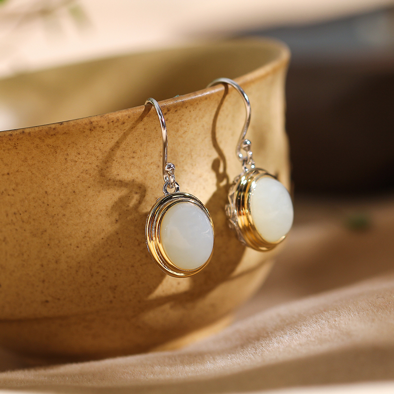 人品银品源头厂货耳饰批发s925银饰品女式和田玉耳坠镂空设计