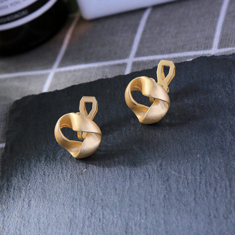 Simple Earless Ear Clip Female New Small Commuter Earrings display picture 6
