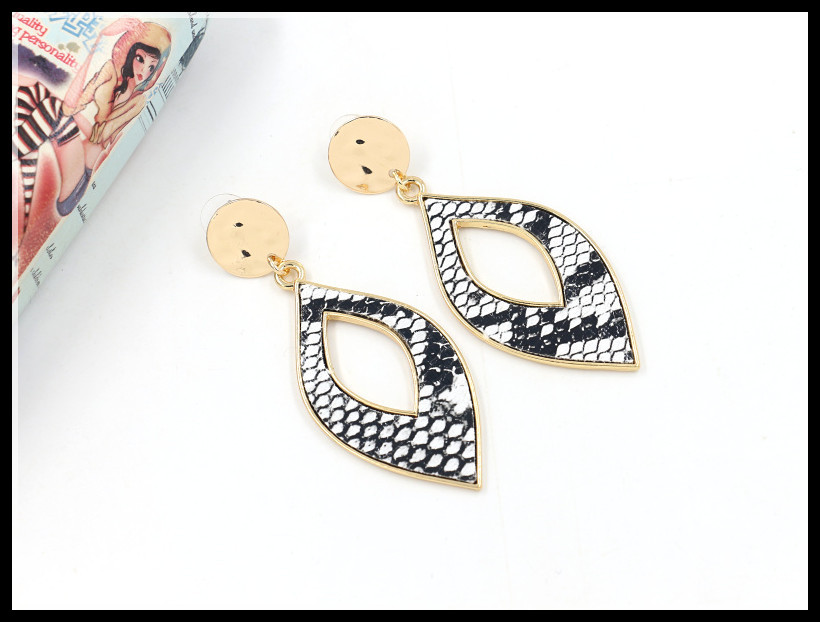 New Fashion Leaf Snake Pattern Pu Leather Earrings display picture 6