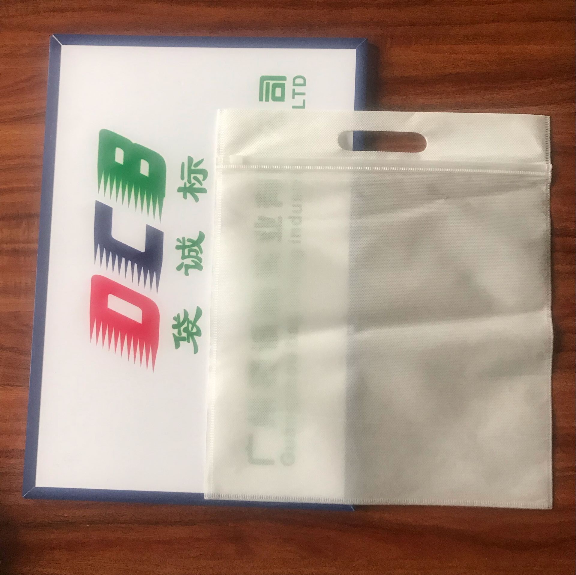 东莞热压厂家定 制CPP无纺布包装服装拉链平面冲孔手挽透明塑料袋