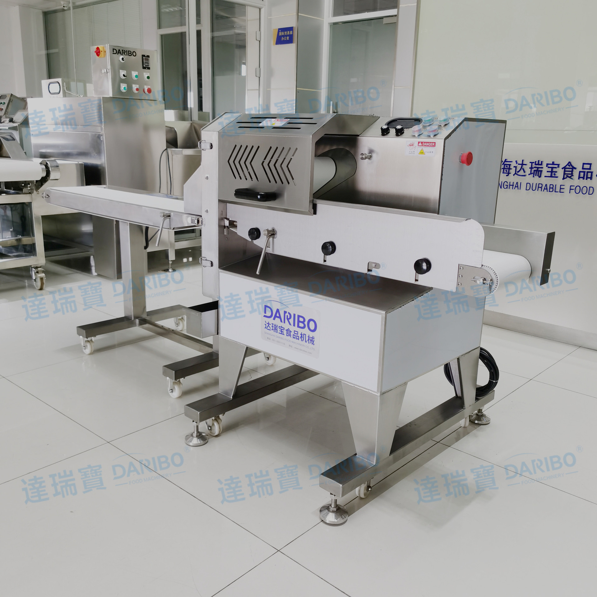 r大型加长输送带猪大肠切段机 全自动猪耳朵切丝机 商用切熟肉机