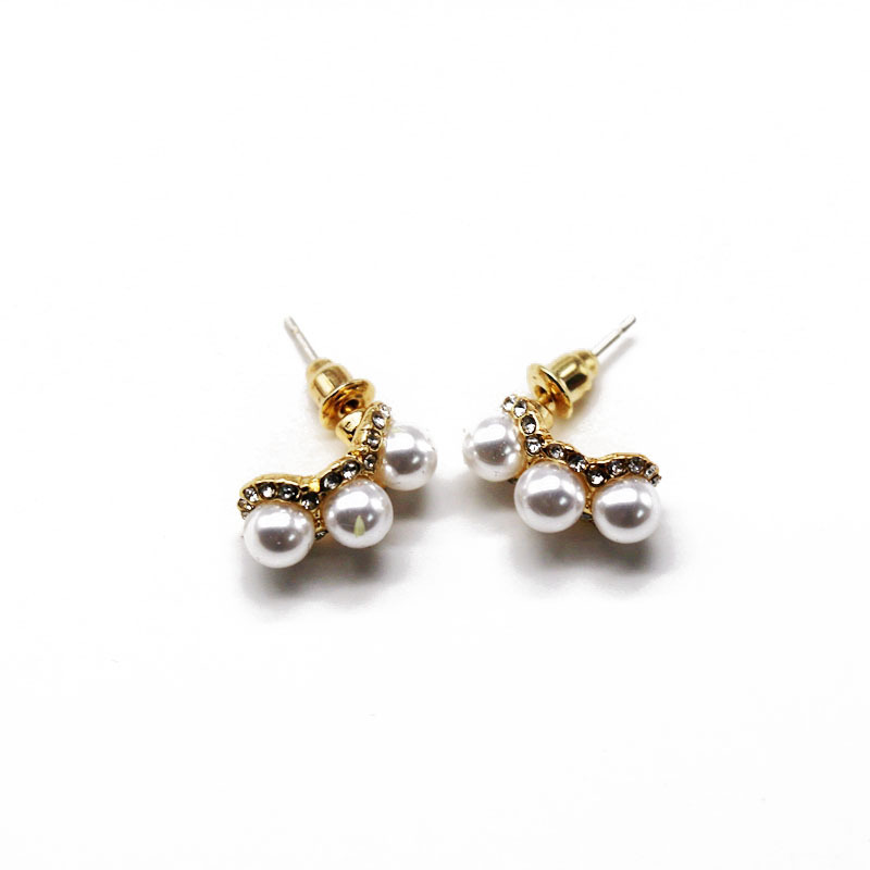 Korean Pearl Diamond Silver Pin Earrings Simple Earrings Retro Elegant Pearl Diamond Silver Earrings display picture 5