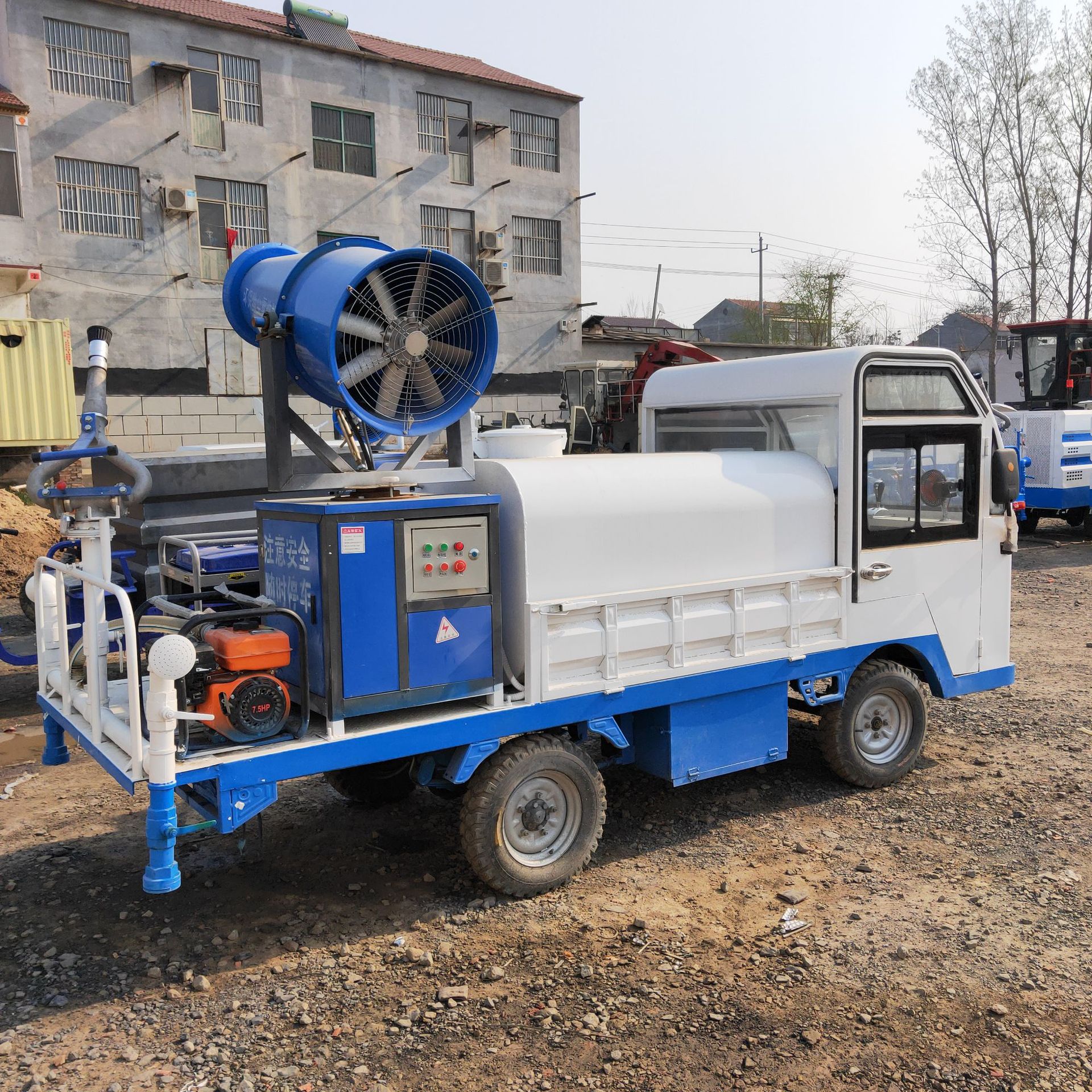 电动洒水车 厂家直销新能源多功能工程用小型三轮绿化除尘雾炮