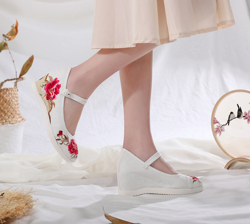 Shengchun 2020 antique style shoes jacquard cotton ethnic style embroidered shoes embroidered inner heightening women's shoes bridal high heels