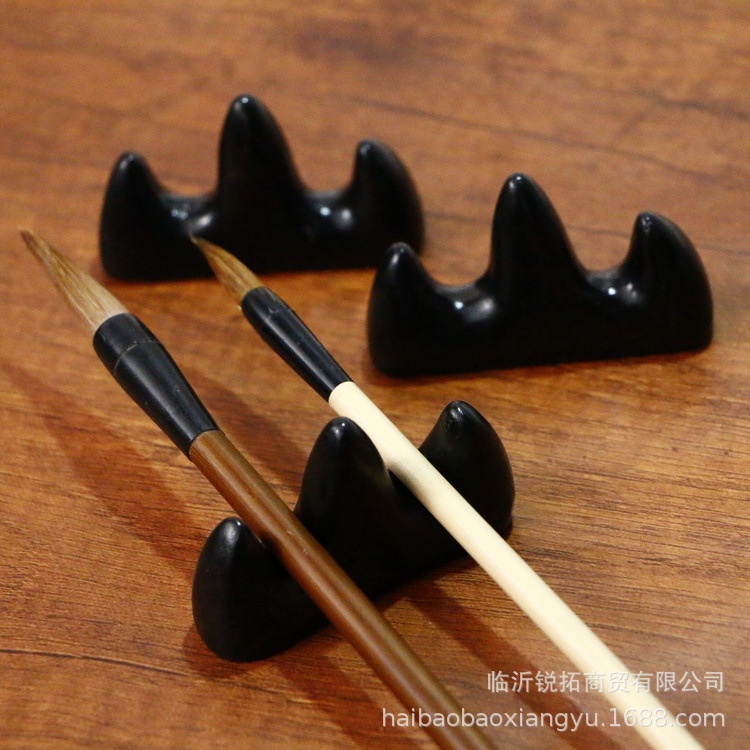 Wholesale brush sitting on a mountain pen holder to put the pen…