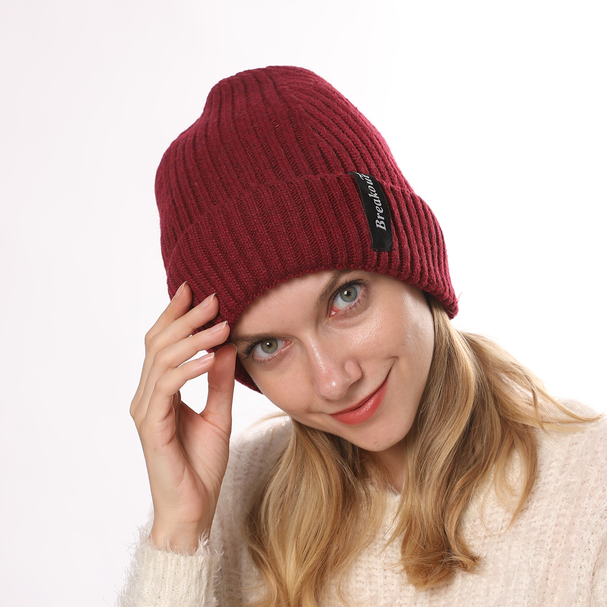 Cappello da uomo in lana calda lavorato a maglia con lettera adesiva con bordo arricciato a righe dritte in velluto autunno e inverno da donna_voghion.com