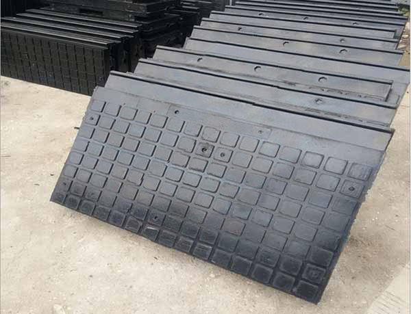 橡胶铁路道口减速板道口铁路道口减速垫p43p50p60橡胶减速垫板铁