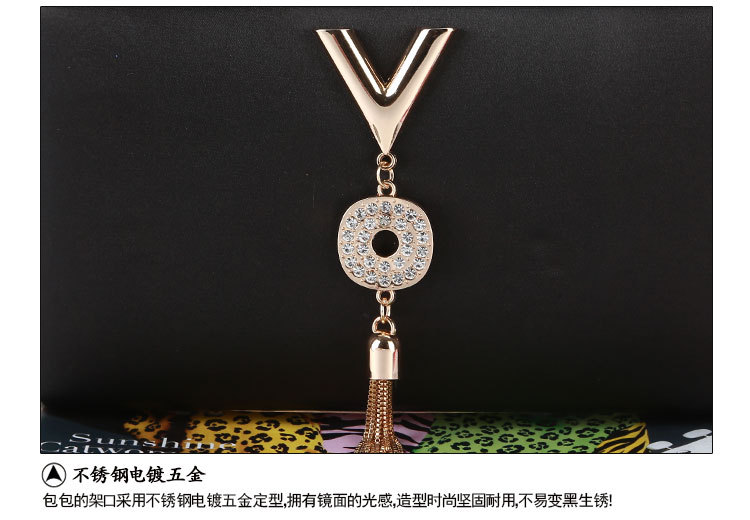 New Square Tassel Dinner Bag Handmade Metal Pendant Evening Bag Small Square Bag display picture 8