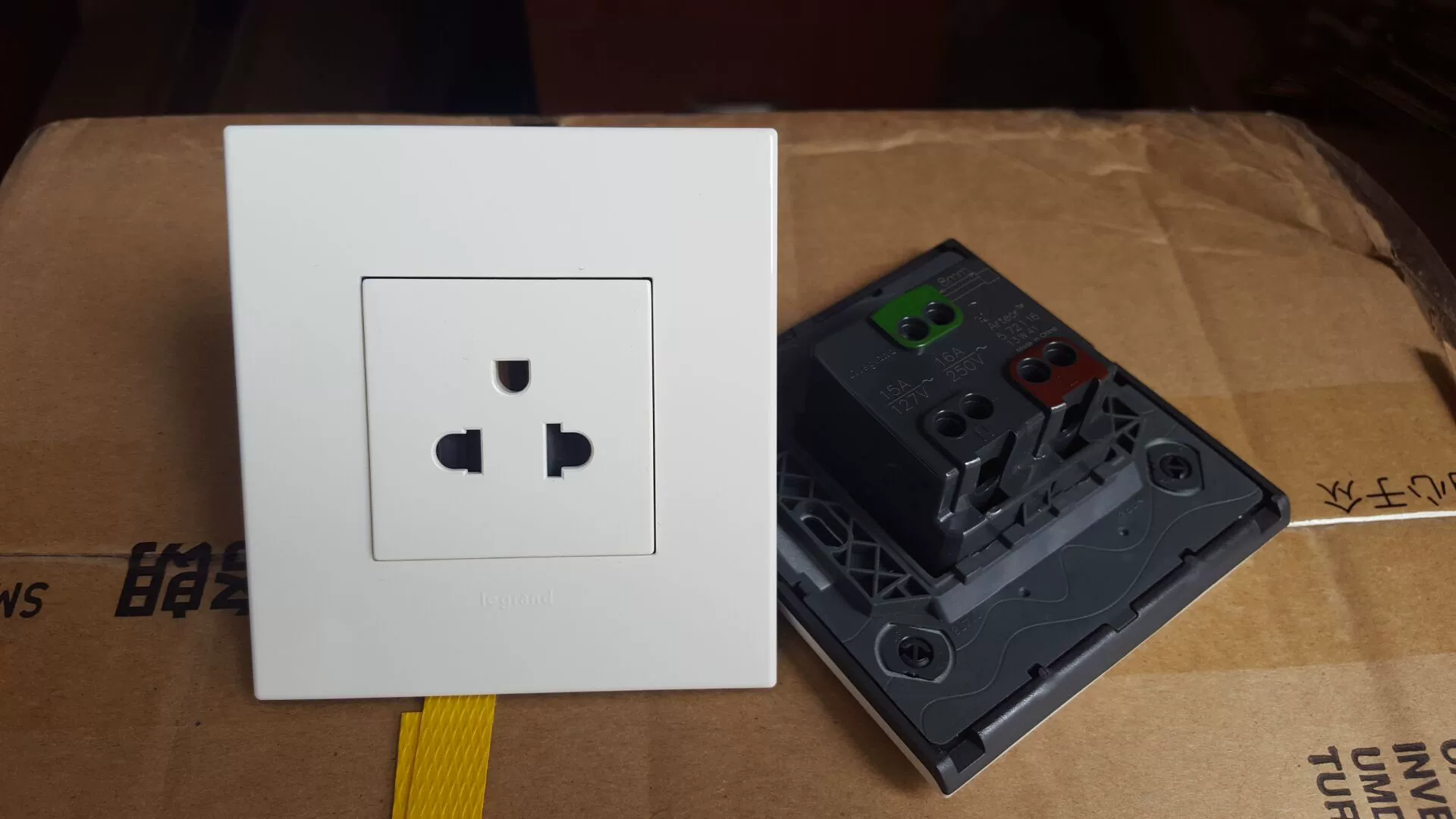 Розетка Legrand Ultra серия, американский тип, импорт, маркировка CE, 16A