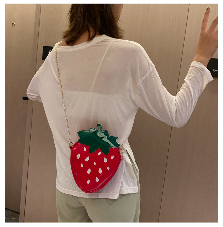 2020 New personalized women's bag, pineapple and strawberry bag, color-blocking chain, single-shoulder crossbody small bag, creative backpack for export undefined