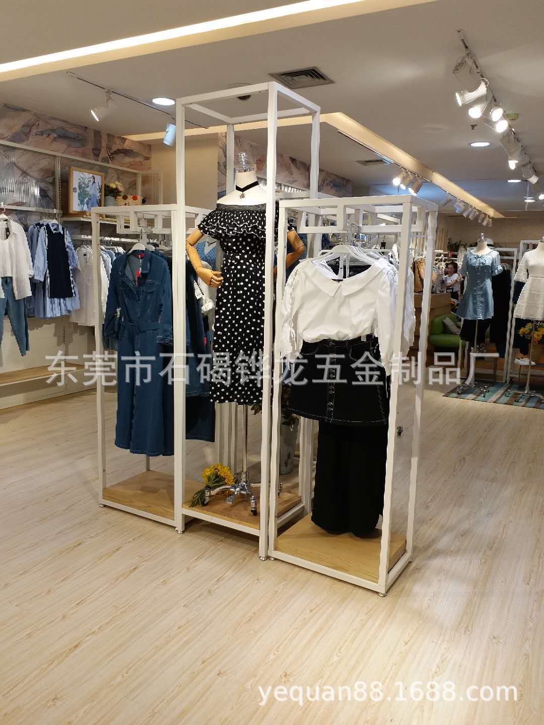 新款TTL(天天惠)服装货架　快时尚服装品牌店货架效果输出