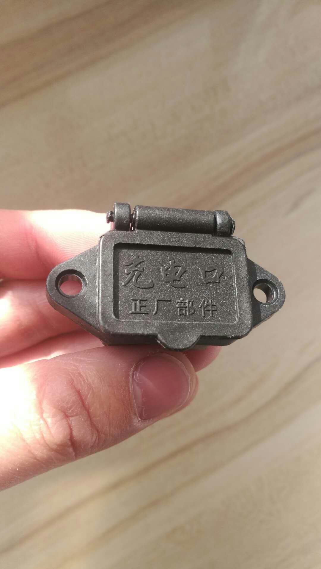 品字AC-04C带弹簧盖 耳朵三芯固定电源 防水盖 插座厂家直售