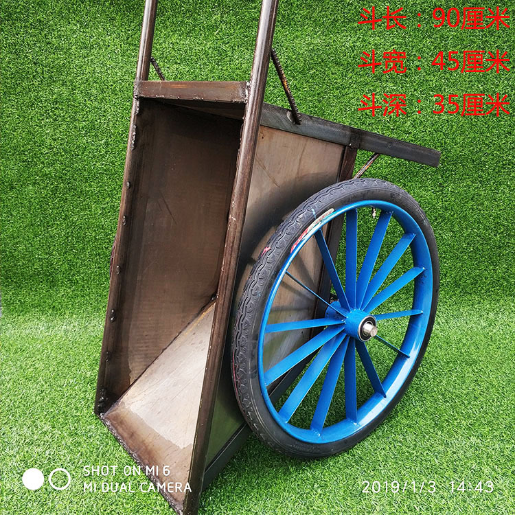 뾰족한 버킷 자동차의 풍선 바퀴