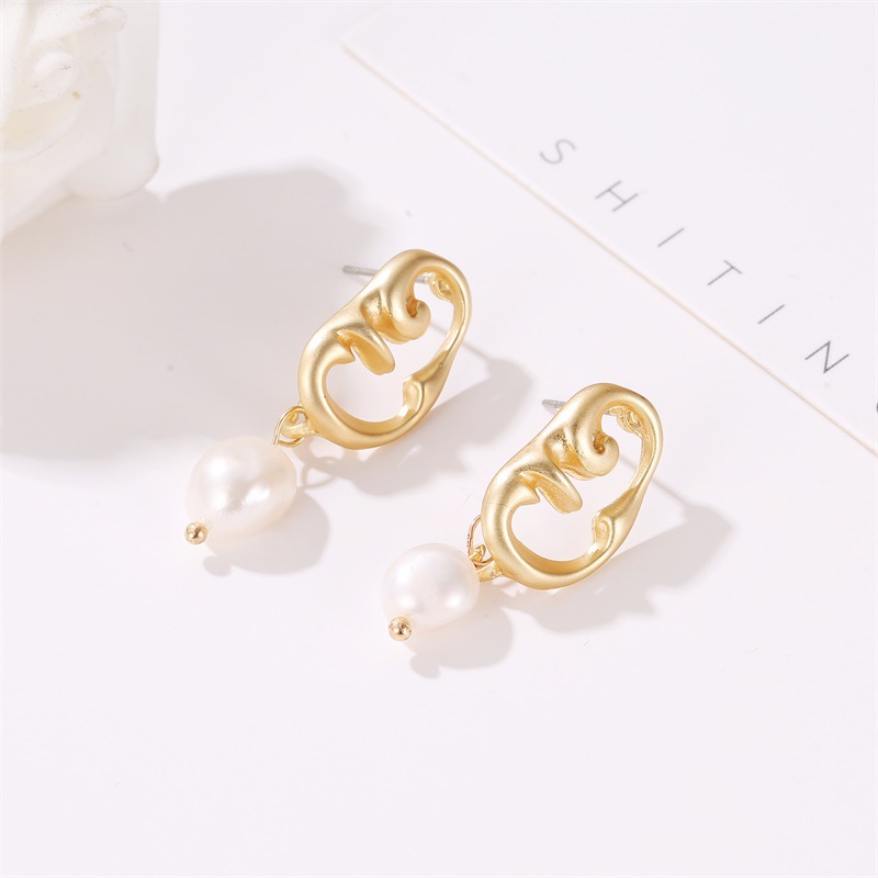 New Fashion Hollow Simple Geometric Freshwater Pearl Metal Earrings display picture 3