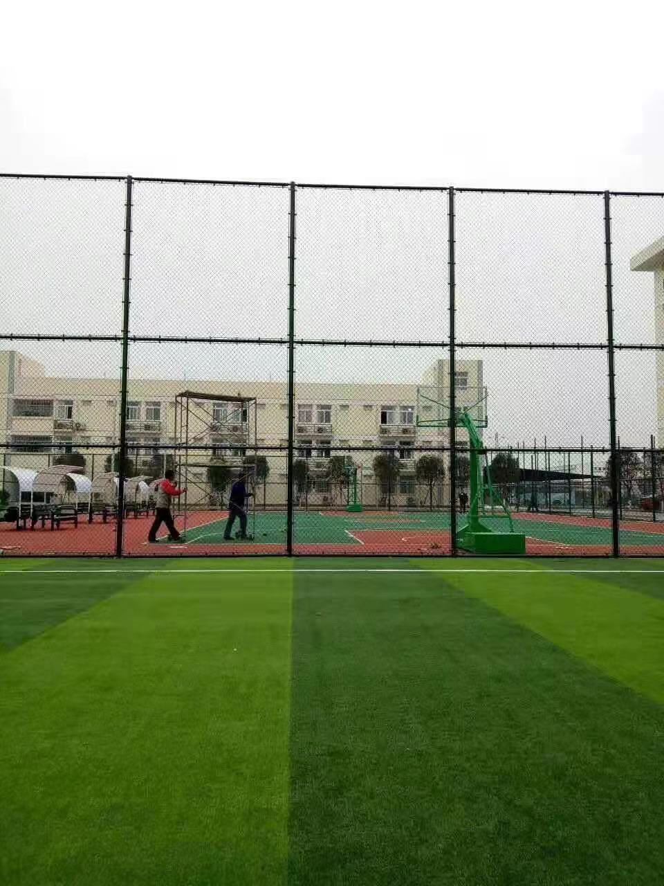 勾花护栏 运动场体育场围栏 球场包塑护栏网 隔离围网