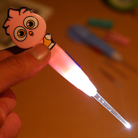 Pick de oreja con luz de dibujos animados lindo Pick de oreja Rake de oreja brillante multifuncional Selección de oreja para NIÑOS 2 yuanes tienda actividad regalos