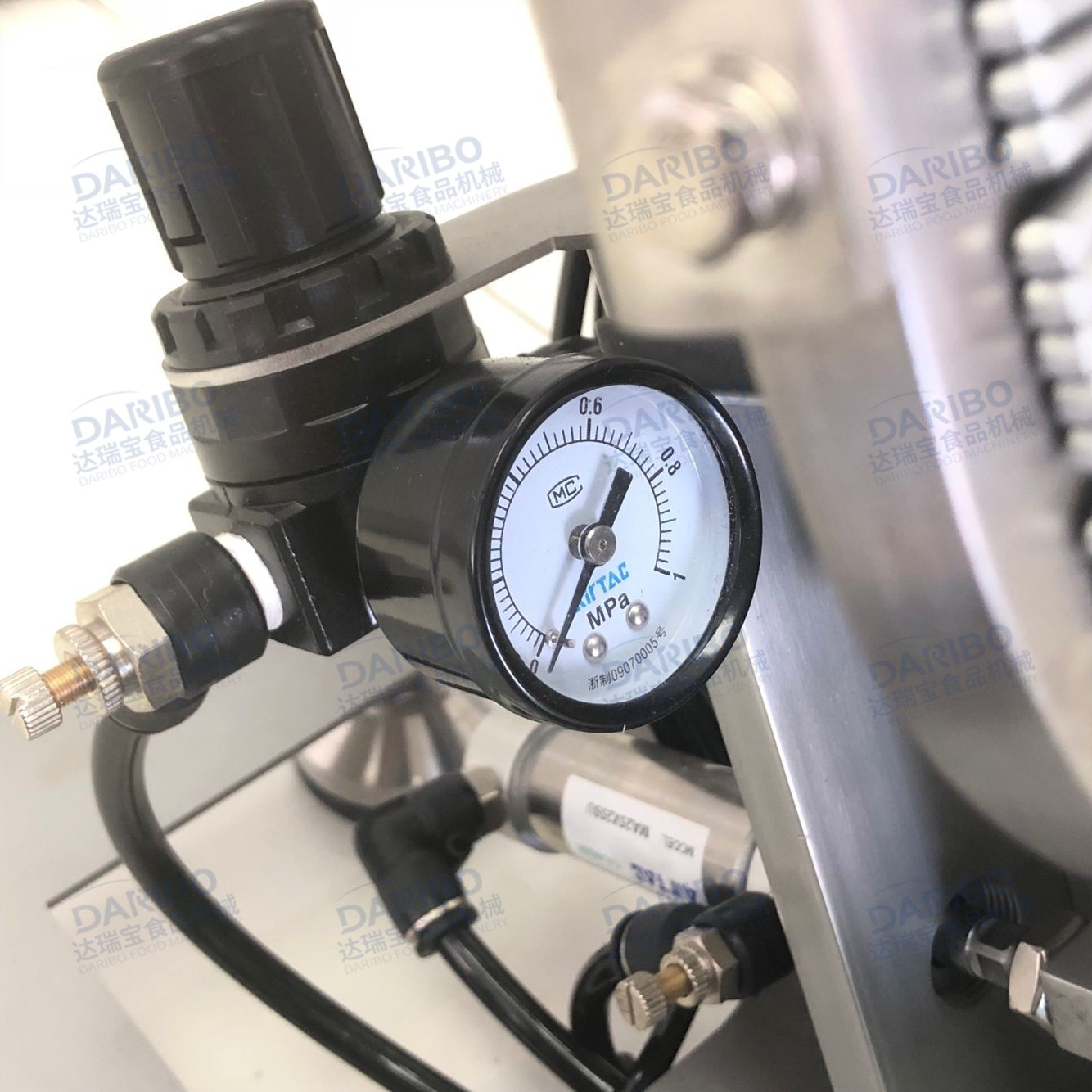 *气动拉紧打卡机 牛肉填充机用打卡机 羊肉卷肉肠定型铝扣封口机