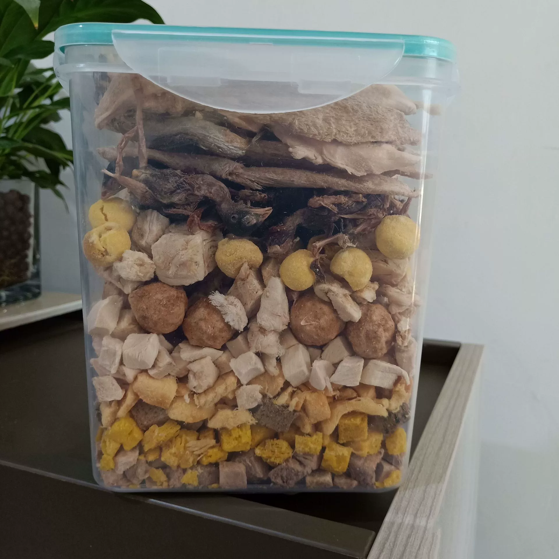 Закуска для домашних животных Смешанная бочка Курица Утка Лосось Говядина Фрикадельки и другие 11 видов по 500 г в бочках