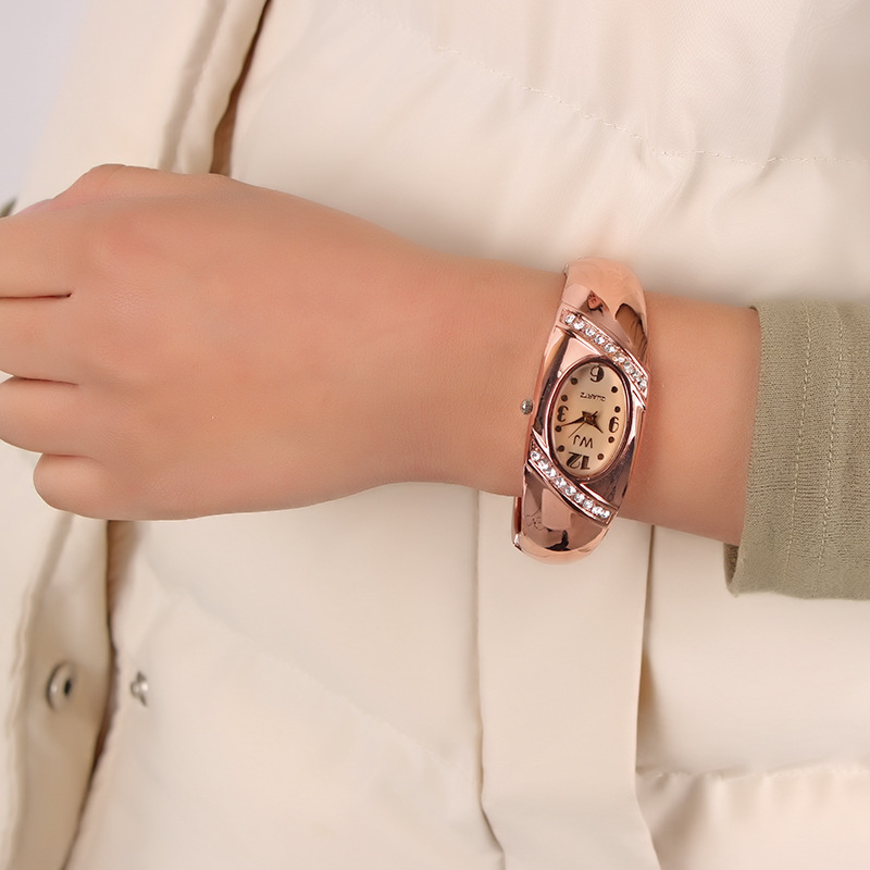 欧美潮流复古女士手镯手表圆形个性镶钻合金女手镯表批发厂家直销|ms