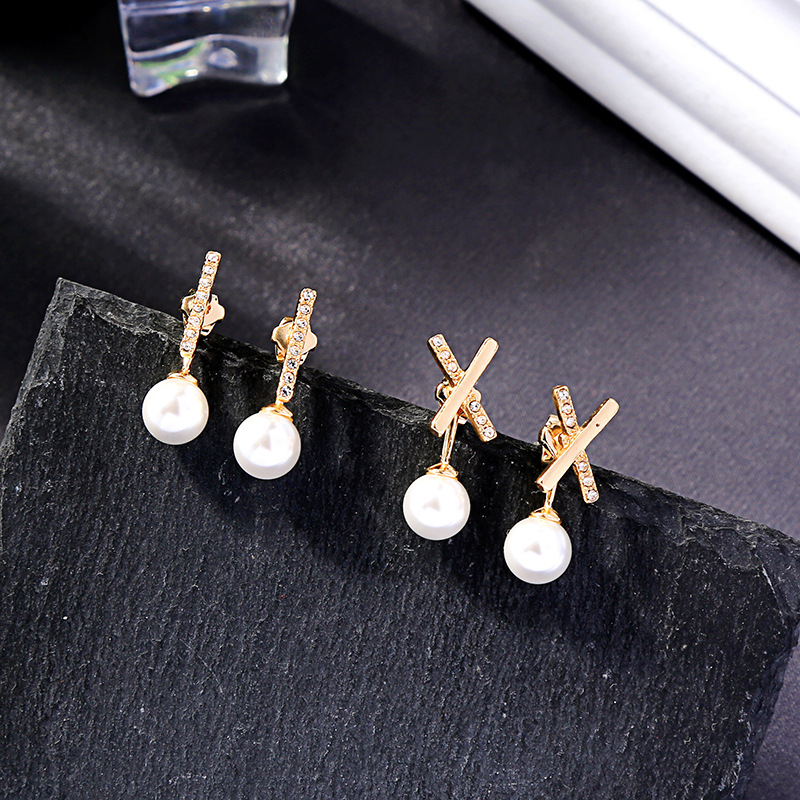 New Simple Earrings Fashion Small Geometric Letter Earrings Wild Pearl Earrings display picture 1