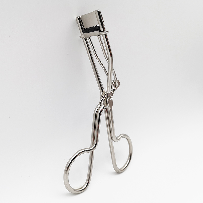 golden eyelash curler for eyelashes contains rose