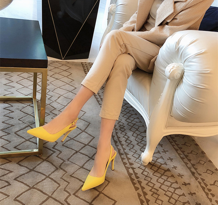 Dam high heels med spetsig tå och smal klack med spänne_voghion.com