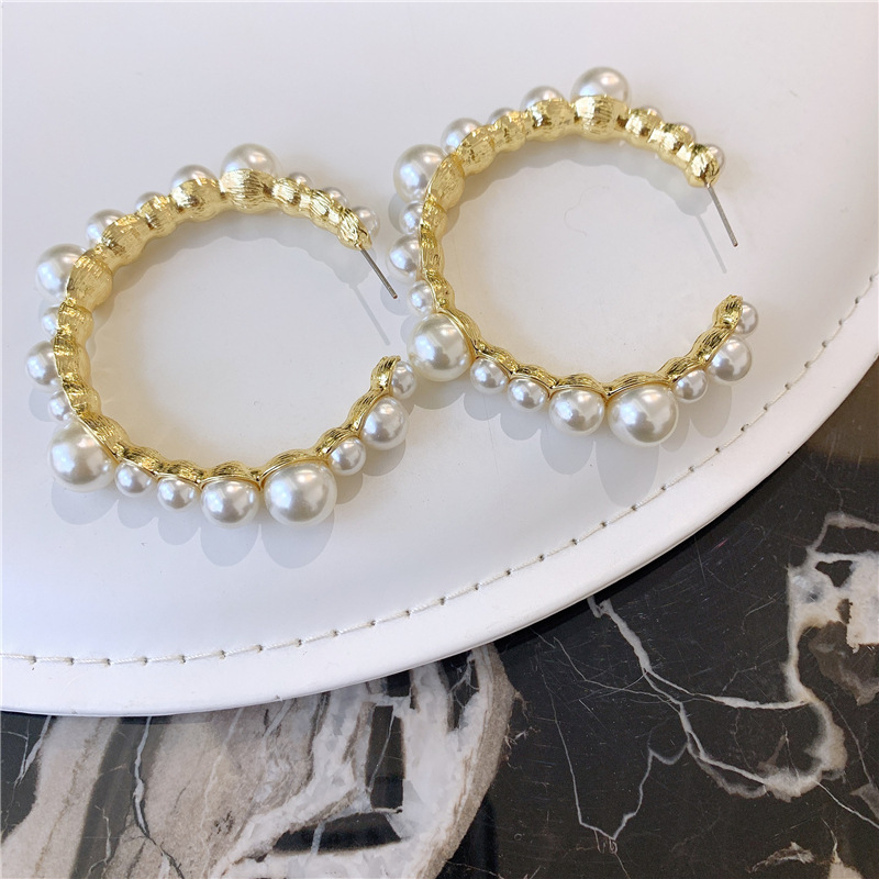 Vintage Style Pearl Hoop Earrings display picture 4