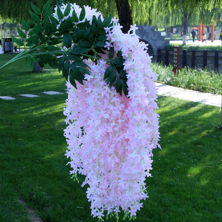Свадебная домашняя площадка: мягкие декоративные сиреневые цветы и озеленение, мягкая декоративная имитация плюс плотные гвоздики