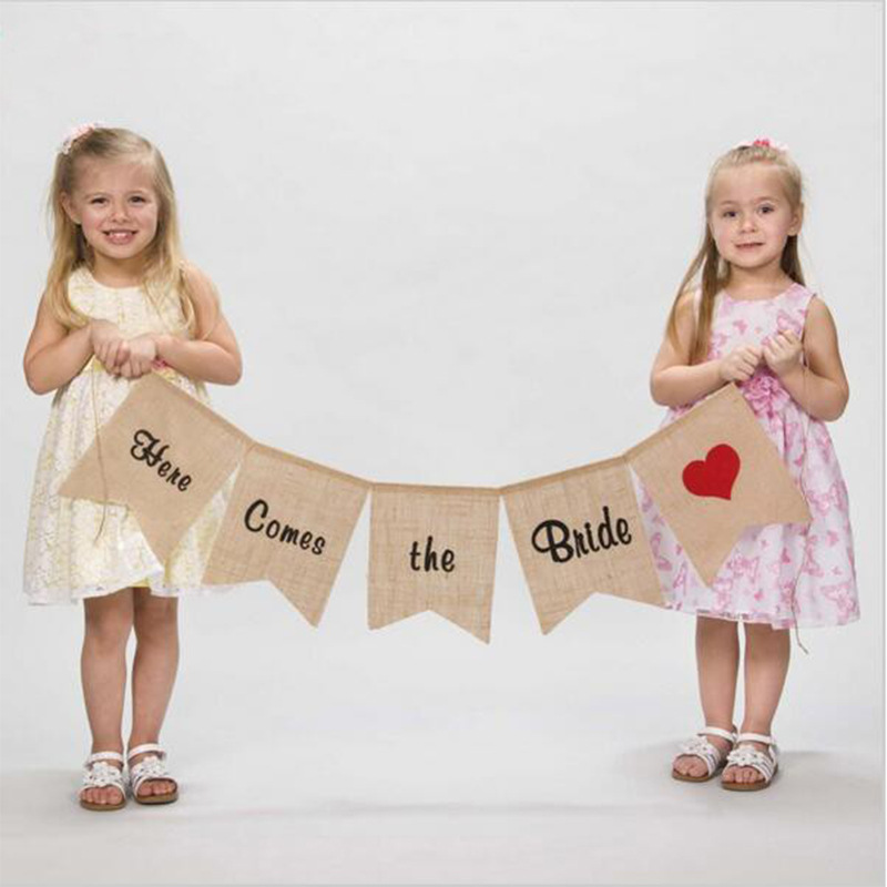 厂家批发麻布燕尾拉旗 Here comes the bride婚庆装饰麻布旗DIY