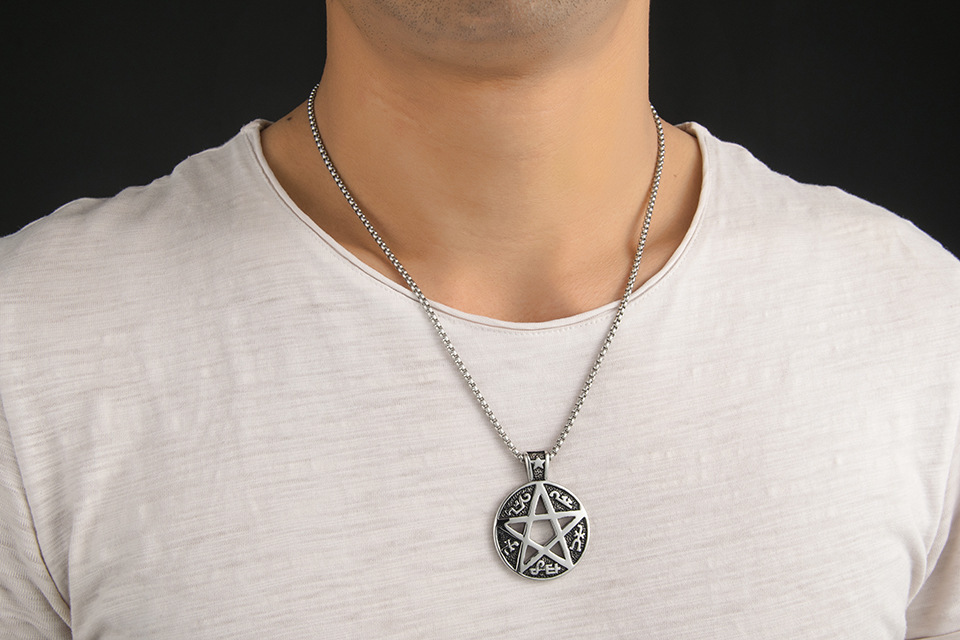 Collier étoile à cinq branches en acier titane personnalisé_voghion.com